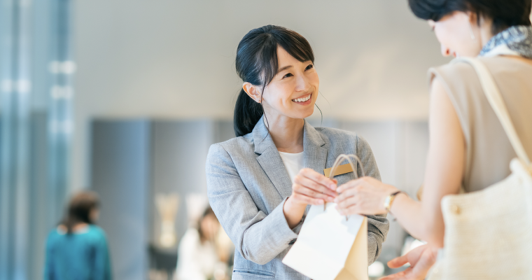 販売や接客、店舗運営など小売業に必要な知識を学べる公的資格。